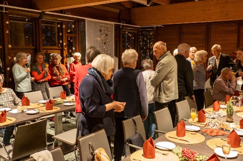 Nach dem Begrüßungssekt