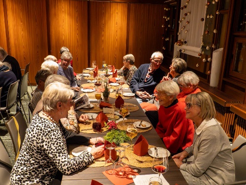 Unterhaltung bis die Speisen kommen
