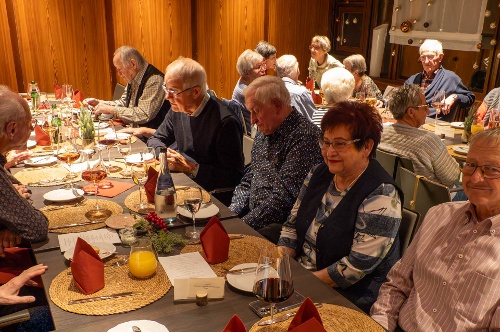 Unterhaltung bis die Speisen kommen