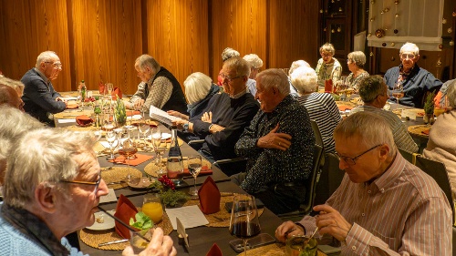 Unterhaltung bis die Speisen kommen - die Vorsspeise ist schon angekommen