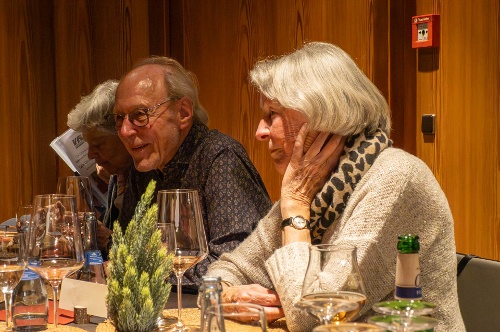 Nachdenkliche Gespräche