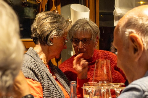 es wird auch getuschelt!