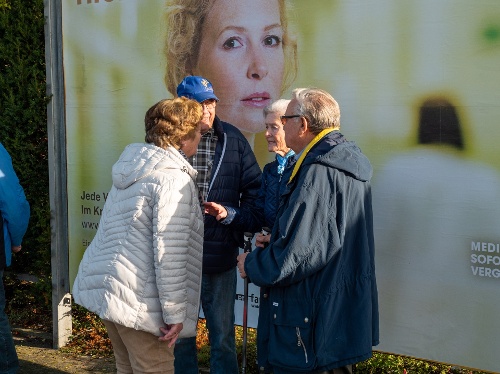 Übergabe von wichtigen Informationen am Bahnhof