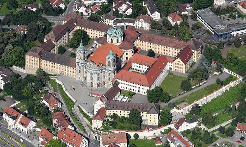 Luftbild der Klosteranlage in Weingarten mit der Basilika St. Martin, 2024 
Von Carsten Steger - Eigenes Werk, CC BY-SA 4.0, https://commons.wikimedia.org/w/index.php?curid=152533867